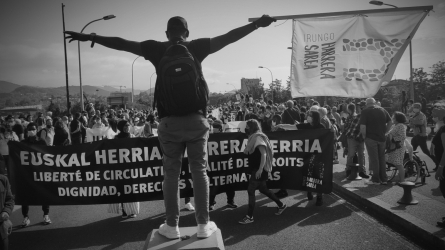 Atravesar la frontera hostil: migrantes en tránsito y crisis de los derechos humanos Atravesar la frontera hostil: migrantes en tránsito y crisis de los derechos humanos