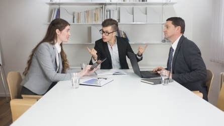 Estrategias Invisibles: Cómo la Influencia y el Poder moldean el Liderazgo y las Relaciones