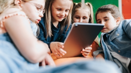 Ser niño, adolescente y joven en el siglo XXI: identidad, neurodivergencia y retos psicosociales en la era digital